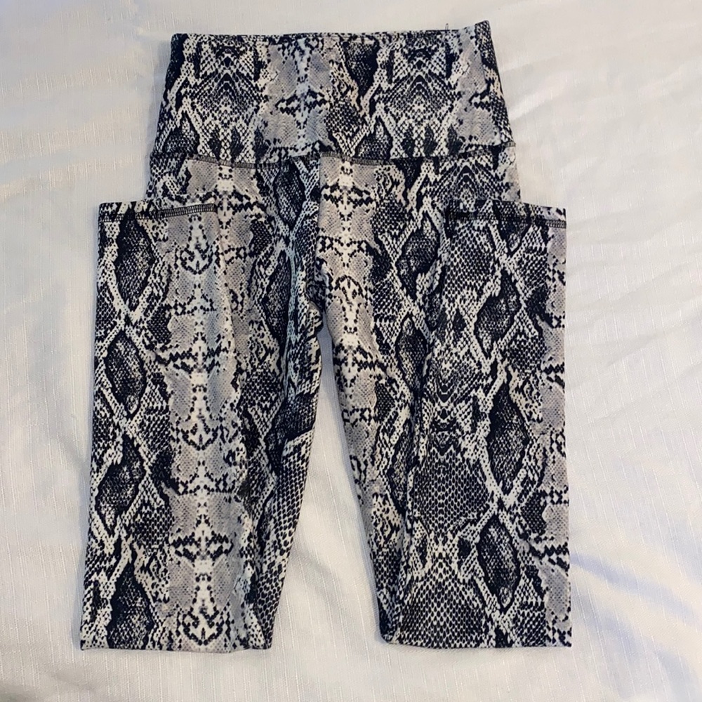 Selling these black & white snake print leggings, in perfect condition